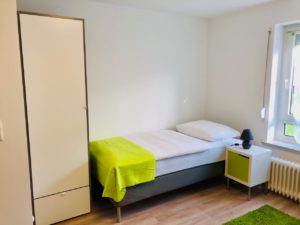 Zimmer 2 - Bett mit Schrank